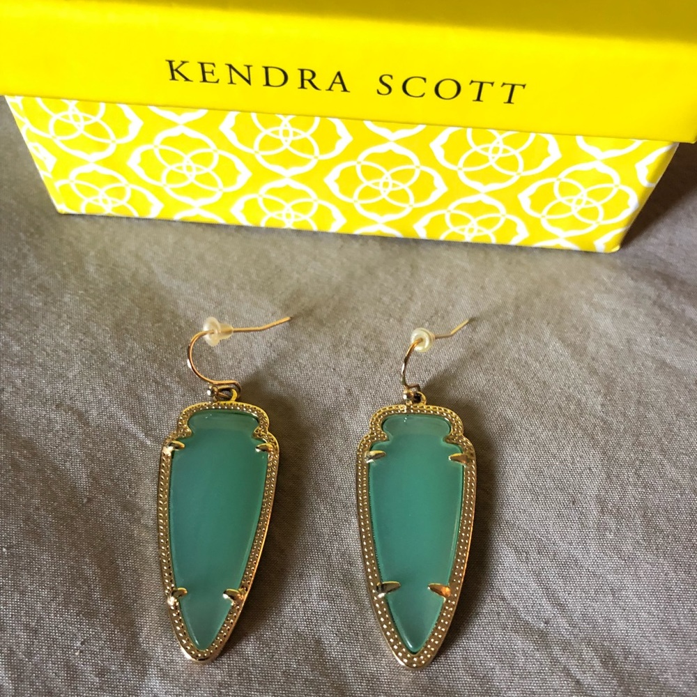 Kendra Scott Sky Arrowhead Earrings in Chalcedony